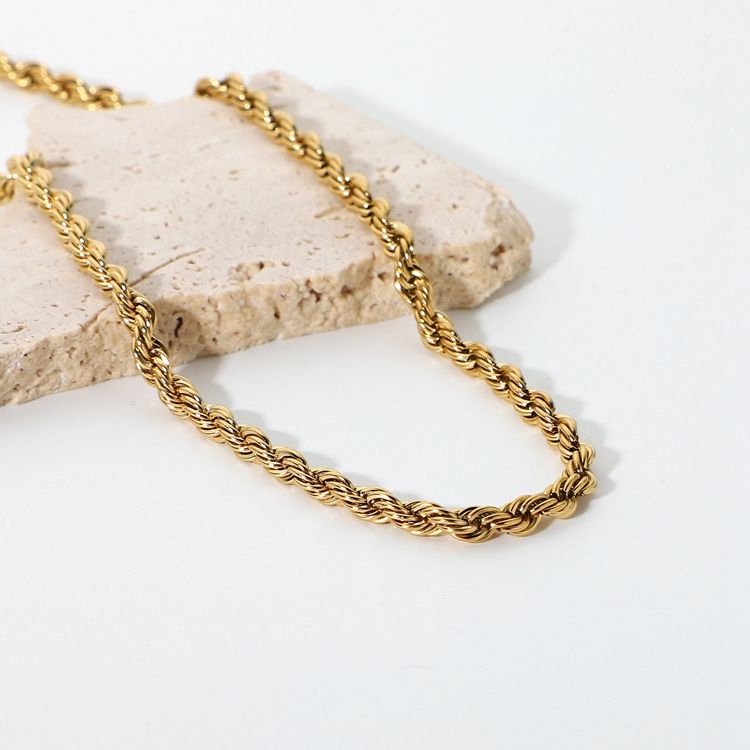 Eterna Twist Necklace